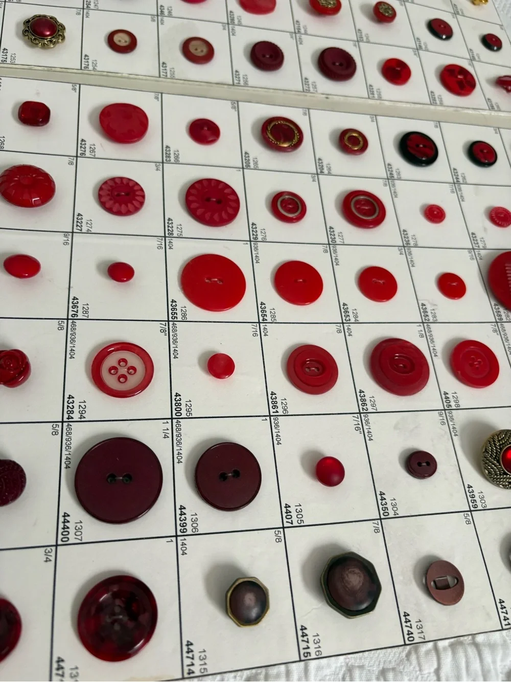 Vintage button collection salesman sample card red pink 118 different buttons